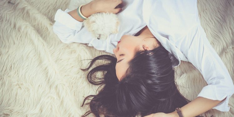 Dapat Memicu Penyakit, Berikut 6 Dampak Terlalu Banyak Rebahan