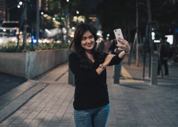 Suka Selfi ? Berikut 3 Ponsel Yang Miliki Kamera Pop Up Terbaik