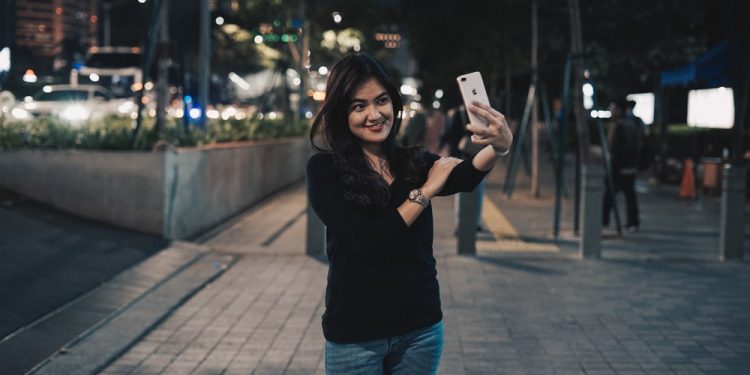 Suka Selfi ? Berikut 3 Ponsel Yang Miliki Kamera Pop Up Terbaik