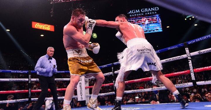Menang TKO vs Caleb Plant, Canelo Alvarez Jadi Juara Sejati