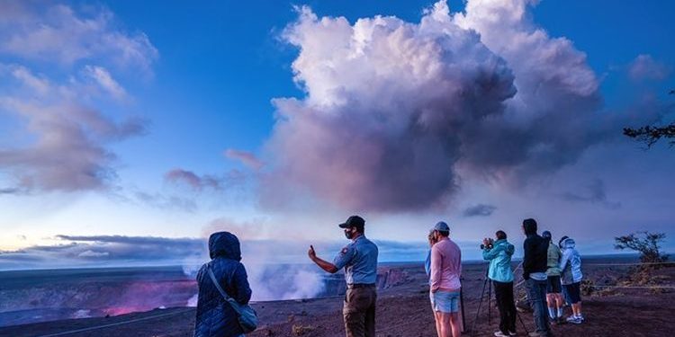 Jangan Nekat Ambil Batu Vulkanik Hawaii, Bisa Kena Kutuk Dewi Pele