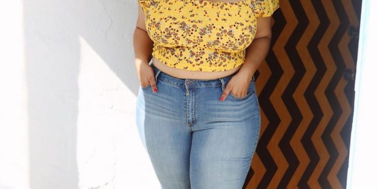 Ini Lah Salah Satu Cara Pakai Cropped Top untuk Tubuh Curvy