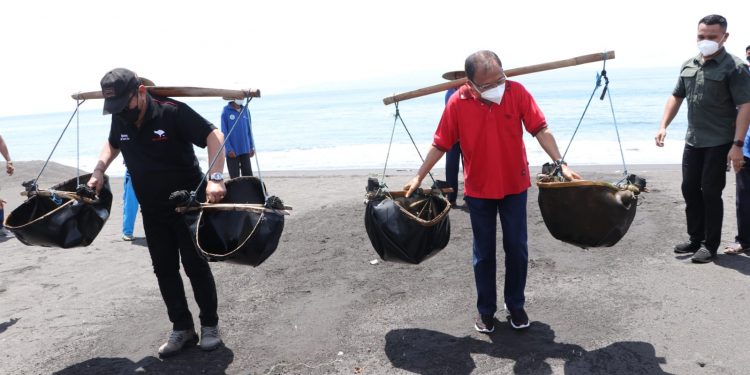 Gubernur Bali, Wayan Koster dan Wagub Cok Ace Tinjau Produksi Garam Tradisional Lokal Bali Kusamba