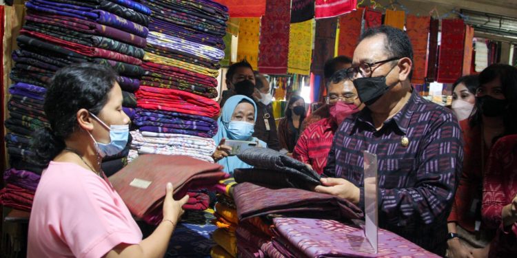 Wagub Cok Ace Motivasi Pedagang Pasar Tradisional Manfaatkan Transaksi Digital