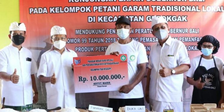 Gubernur Bali, Wayan Koster Tinjau Tempat Usaha Produk Garam Tradisional Lokal Bali di Desa Pemuteran