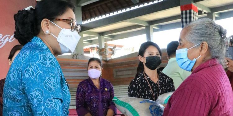 Sapa Masyarakat Gianyar, TP PKK Provinsi Bali Berbagi Beras dan Susu