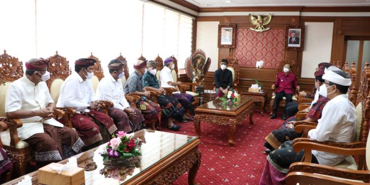 Ikut Ngayah,Gubernur Koster Hibahkan Tanah Bantu Paiketan Arya Wang Bang Pinatih Bangun Sekretariat Pasemetonan