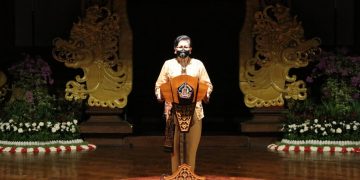 Buka Fashion Show Bali Bangkit Tahap V, Ny Putri Koster Ajak Pegawai ASN dan Non-ASN Pahami Penggunaan Pakaian Rapi dan Elegan ke Kantor