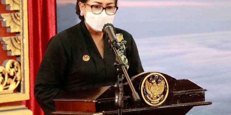Hadiri Webinar Pengembangan UMKM, Ny Putri Koster: Sektor IKM & UMKM bagaikan lilin Di Kegelapan