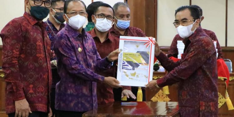 Serahkan DIPA 2022, Gubernur Koster Minta Bupati/Walikota dan Instansi Vertikal Kelola Anggaran Tepat Sasaran