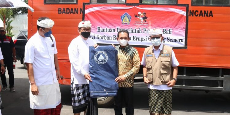 Wagub Cok Ace Serahkan Bantuan Peduli Korban Erupsi Gunung Semeru Dari Pemprov Bali