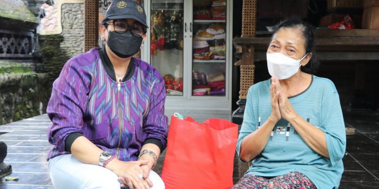 Ny. Putri Koster Sapa dan Berbagai Kepada Para Seniman