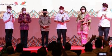 Gubernur Koster Wakili Keluarga Bung Karno Menerima Penghargaan Outstanding Lifetime Achievement Award untuk Ir. Soekarno