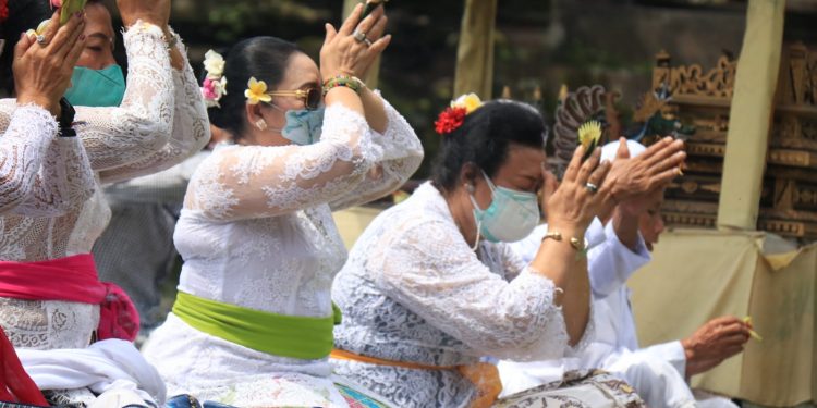 Ny. Cok Ace Muspayang Karya Peneduh Jagat di Pura Mandhara Giri Semeru Agung Lumajang