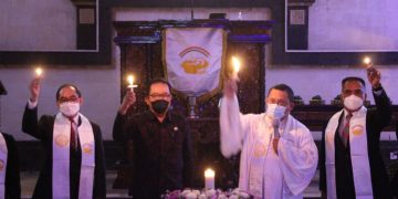 Wagub Cok Ace Tinjau Pelaksanaan Ibadah Malam Natal Di Gereja GPIB Ekklesia
