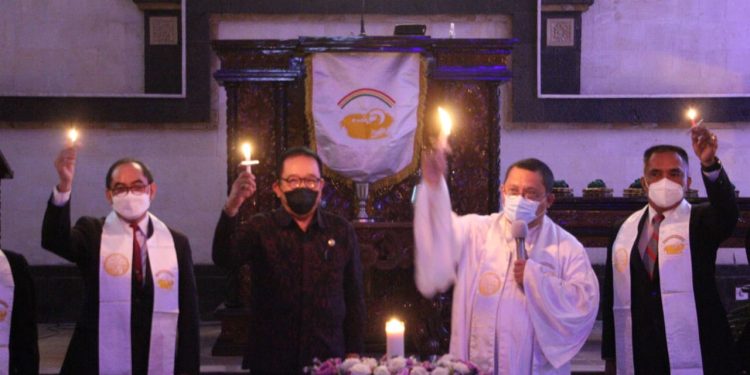 Wagub Cok Ace Tinjau Pelaksanaan Ibadah Malam Natal Di Gereja GPIB Ekklesia