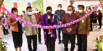 Penghujung Tahun, Ny. Putri Koster Terima Dua Hadiah