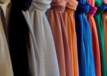 Kelebihan dan Kekurangan Bahan Diamond Untuk Hijab