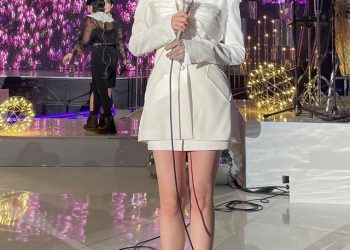 4 Gaya Fashion IU di Golden Disc Awards ke-36, Tampilan Sederhana tapi Harganya Ratusan Juta