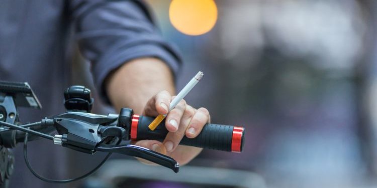 Bara Rokok Berterbangan dari Pemotor Sebabkan Mata Melepuh