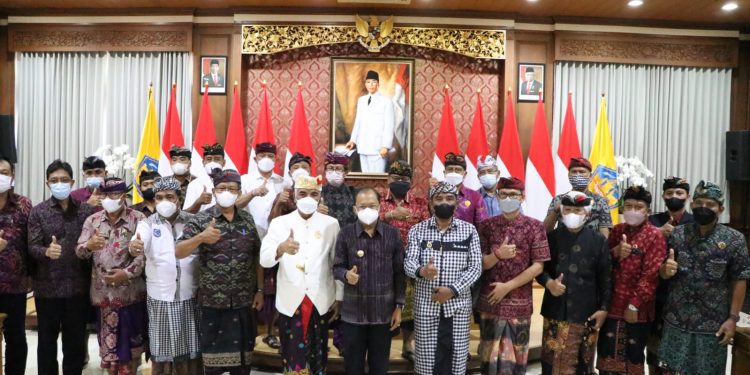 Gubernur Koster Berikan Insentif Untuk Perbekel & Bandesa Adat Se-Bali