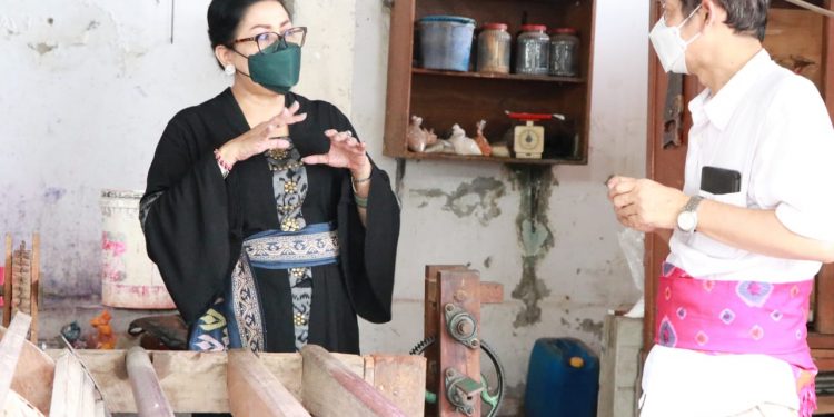 Ny Putri Koster Edukasi Perajin Tenun untuk Jual Produk Berkualitas dengan Harga Pantas