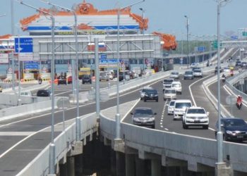 Menyambut KTT G20 Tol Atas Laut Bali Disulap Menjadi Warna Hijau