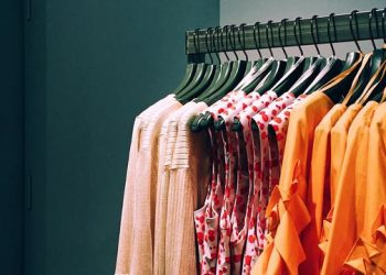 Prediksi Tren Fashion 2022, Warna Cerah Mendominasi