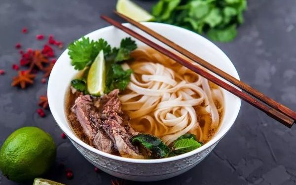 Menu Sarapan di Dunia, Nomor 3 Makan Mie dengan Daging Sapi Mentah