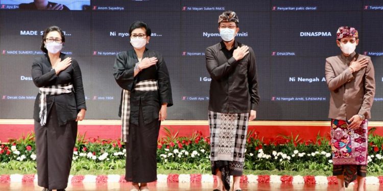 Buka Webinar Dharmatula PAKIS MDA Se-Bali, Ny.Putri Koster : Bersama Kita Awasi Perkembangan Budaya & Adat Istiadat Bali