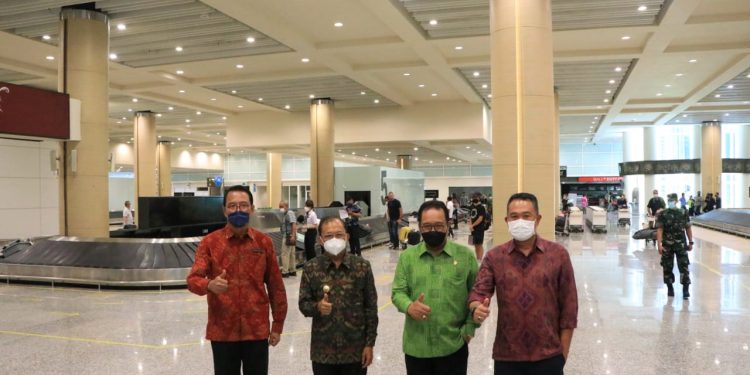 Gubernur Koster Tinjau Kedatangan Singapore Airlines Membawa 156 Penumpang di Bandara Internasional I Gusti Ngurah Rai