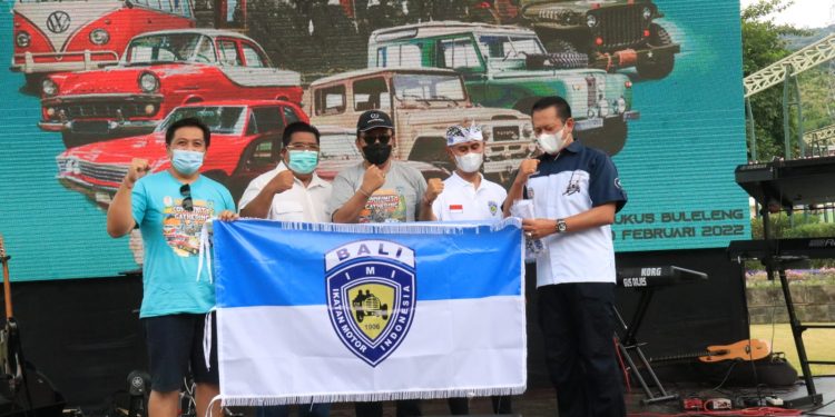 Wagub Cok Ace Hadiri Acara Kumpul Bersama Komunitas Penggemar Mobil Kuno.