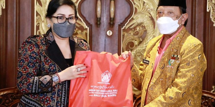 Ketua TP PKK Bali Menyerahkan Bantuan Paket Sembako Kepada PEPABRI