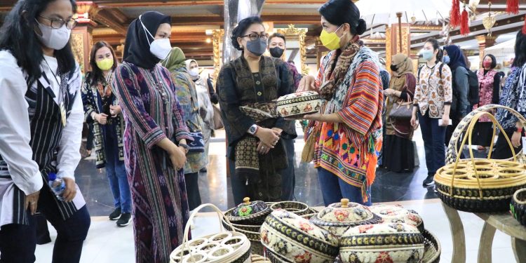 Ny. Putri Koster Dampingi Kunjungan Ketua Umum Dharma Pertiwi Hetty Andika Perkasa ke Pameran IKM Bali Bangkit