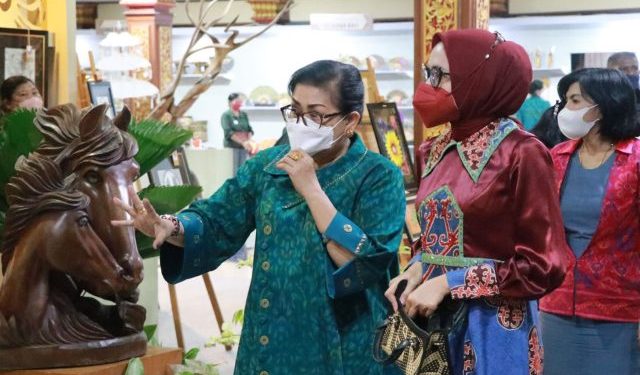 Ketua Dekranasda Bali Secara Resmi Menutup Pameran IKM Bali Bangkit Tahap 2 Tahun 2022
