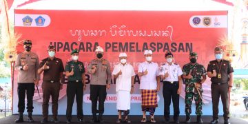 Gubernur Koster Melaksanakan Upacara Pemlaspasan Pelabuhan Sampalan di Nusa Penida