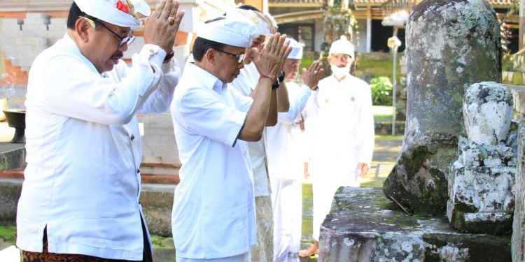 Gubernur Koster Gelar Upacara Jana Kerthi Pada Rahina Tumpek Landep di Pura Pangukur-ukur