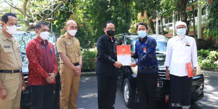 Wagub Cok Ace Serahkan Bantuan Kendaraan Operasional untuk FKUB & KPA