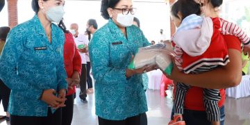 Ny. Putri Koster Hadiri kegiatan Aksi Sosial Berbakti dan Berbagi Payangan, Gianyar