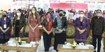 Ny. Putri Suastini Koster Beri Apresiasi Di Buka Sekolah Berdikari Angkatan I