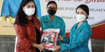 Turut Sukseskan Program Pemerintah,Ketua TP PKK Bali Gelar Berbakti & Berbagi di Karangasem