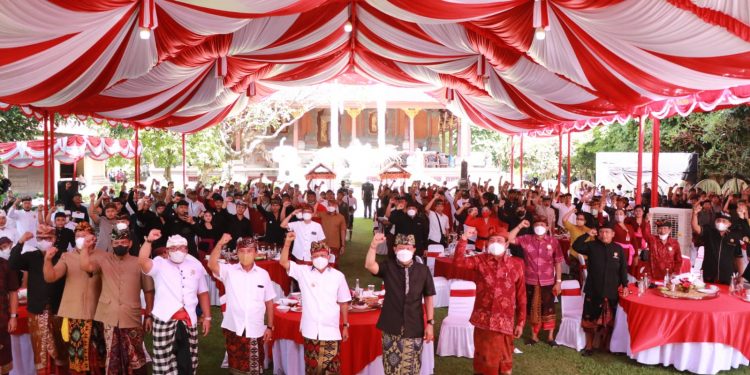 GubernurKoster Ajak Pasemetonan Pasek Solid Menjaga Alam, Manusia & Budaya Bali di HUT Ke-70 MGPSSR