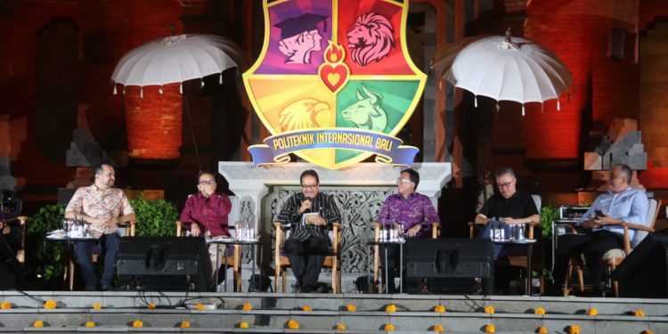 Hadiri Dies Natalis ke-5 Politeknik Internasional Bali, Wagub Cok Ace Jabarkan Napak Tilas Transformasi Ekonomi Bali