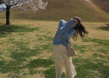 Tips Mix and Match Oversized Outfit Untuk Tubuh Mungilmu Ala Korea