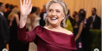 Melihat Simbol Rahasia di Gaun Hillary Clinton