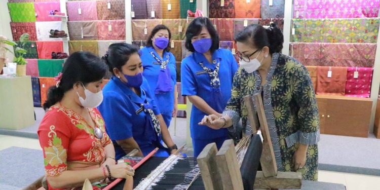 Ny. Putri Koster Dampingi Ketua Umum Jalasenastri Kunjungan ke Pameran IKM Bali Bangkit