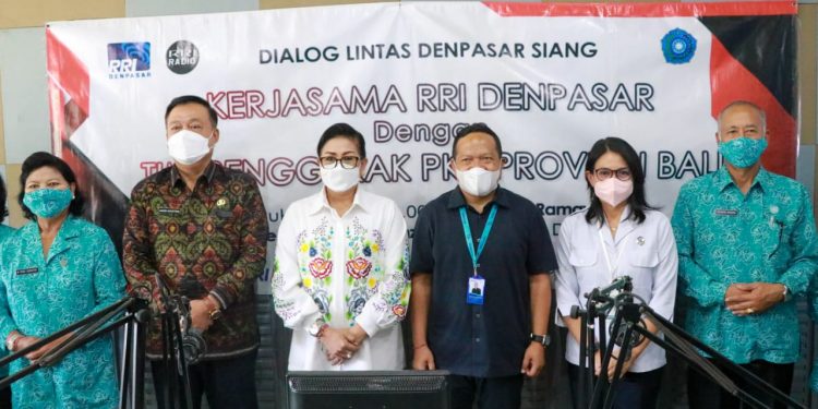 Jadi Narasumber Dialog “PAAREDI”, Ny.Putri Koste Harap Orangtua Tidak Gagap Teknologi Dalam Mengasuh Anak