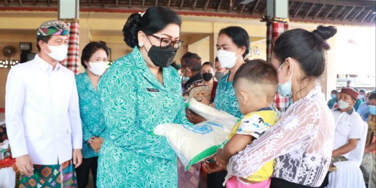 Ketua Tim PKK Bali Kembali Lanjutkan Agenda Sapa & Berbagi Di Kabupaten Klungkung
