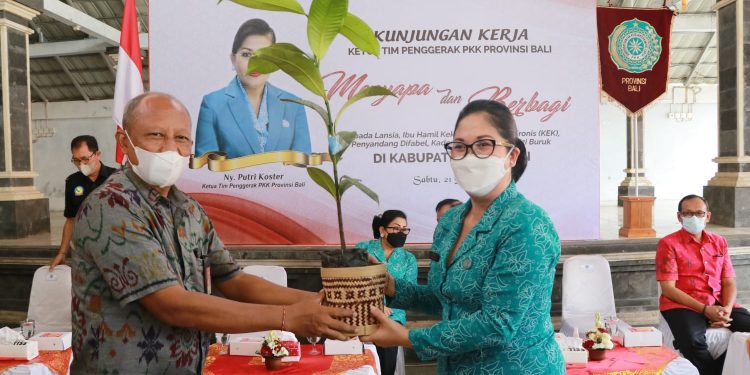 Ny.Putri Koster Kembali Laksanakan Kegiatan “Menyapa & Berbagi” Serta Sosialisasi Tentang Stunting