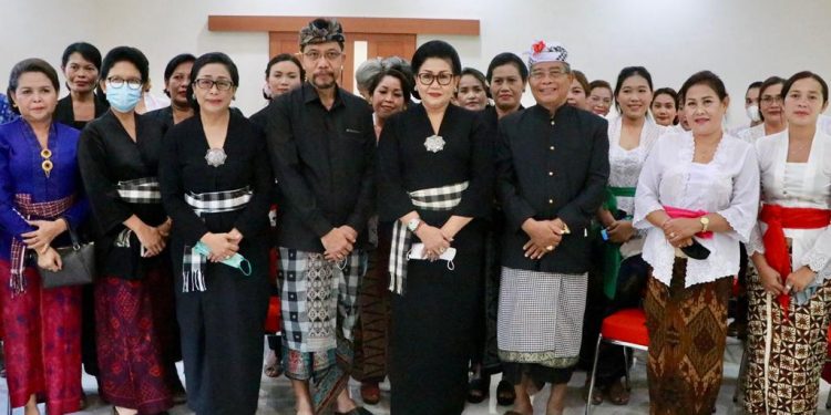 Ny. Putri Koster Beri Sambutan Acara Pelatihan Tata Busana Adat Payas Utama & Payas Madya